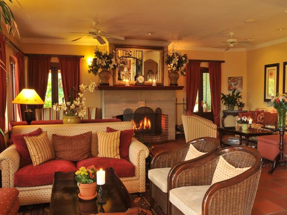 Oliver's Restaurant and Lodge - the spacious and well decorated lounge offers a lovely place to relax